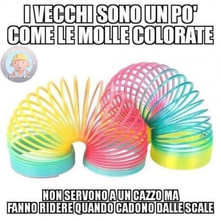 Daje con le meme sui vecchi che cadono dalle scale