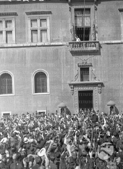 Quanto mi piacerebbe affacciarmi dal balcone per vedere migliaia di persone sotto ammassate tra loro che mi acclamano mentre io gli guardo dal alto verso il basso soddisfatto di vedere gente che mi venera ahahahah 