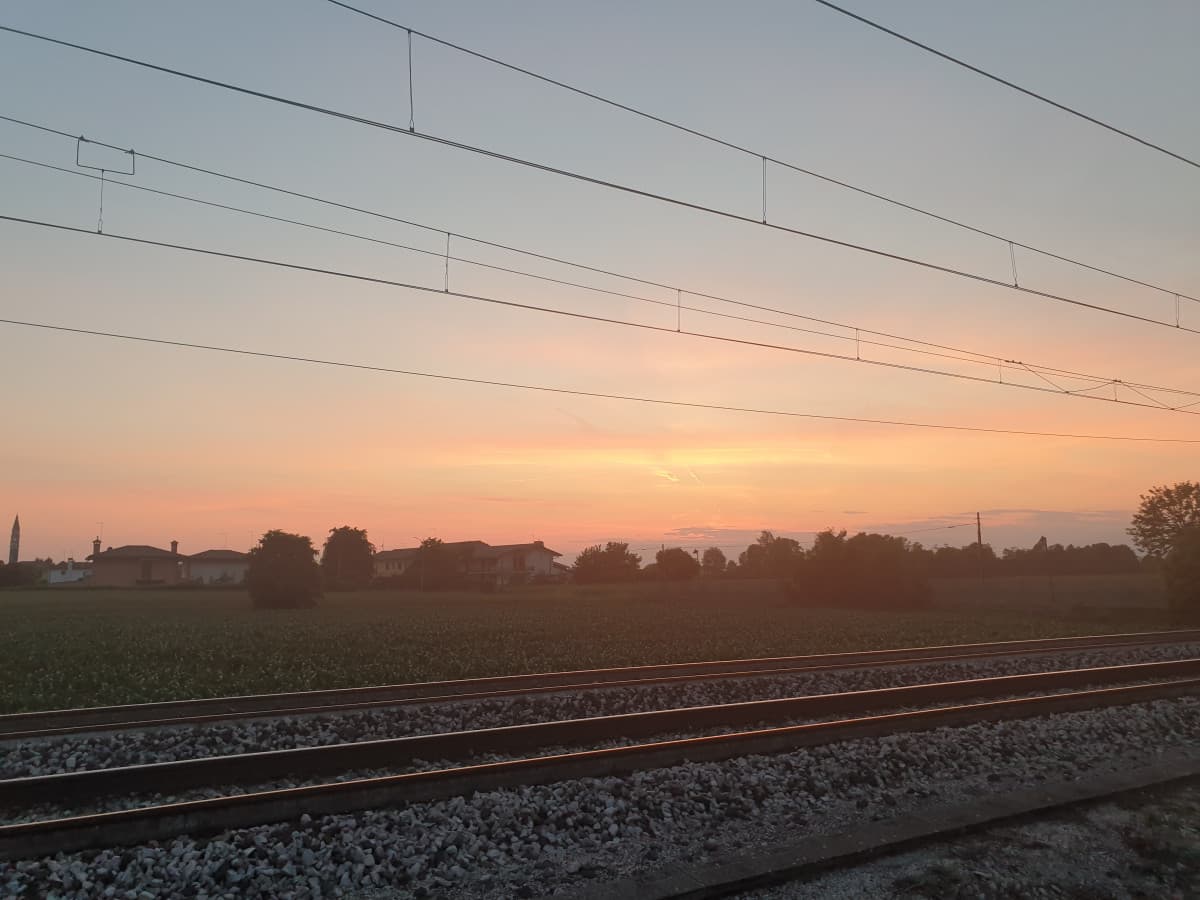 mi sto addentrando nei campi seguendo la ferrovia. L'ultima volta che ci ero stato pioveva,faceva freddo,e stavo malissimo. Ora 