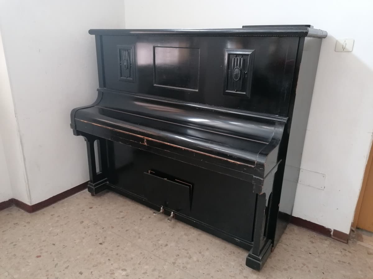 È comparso un pianoforte in quest'aula