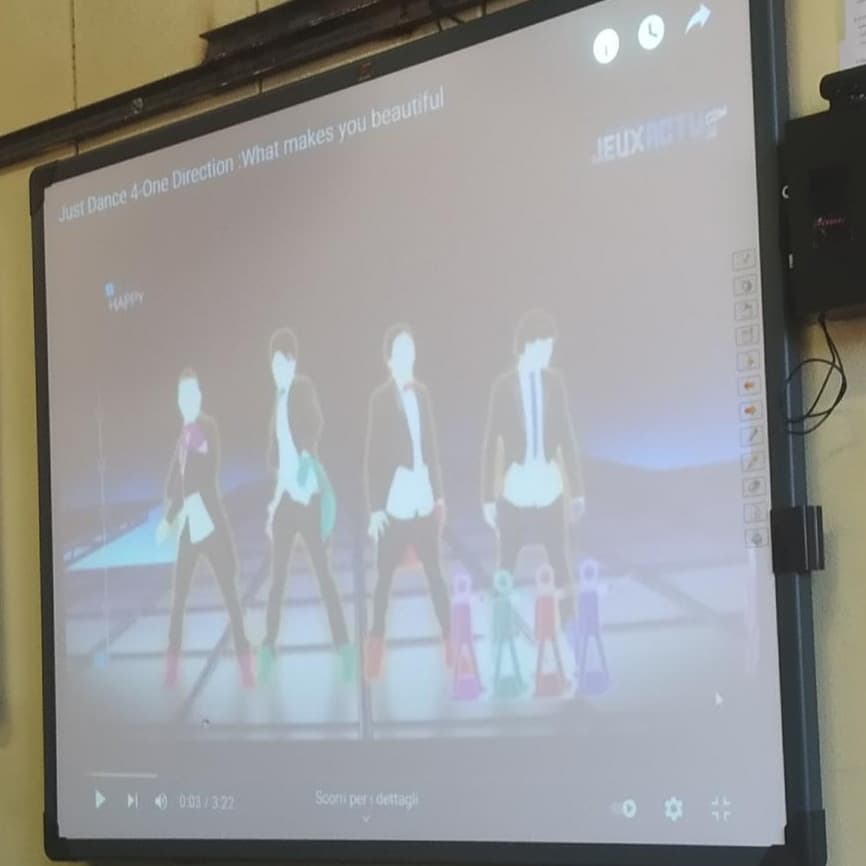 ultimo giorno di scuola molto inteso. abbiamo passato l'ultima ora con just dance, adesso non mi leverò dalla testa sta canzone per le prossime ore