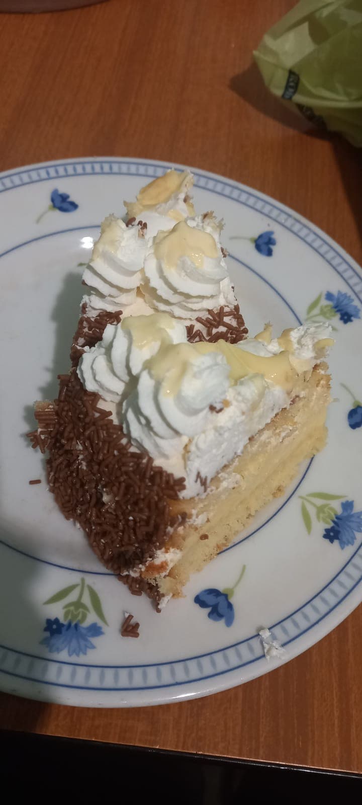 Ho chiesto a mia madre di prendermi una torta perché mi andava, ma ora mi sono ricordata di essere a dieta, quindi ho preso la torta e sono andata da mio papà e gli ho detto "BuOna FeStA DeL PaPà" era confuso ma l'ha mangiata :) 