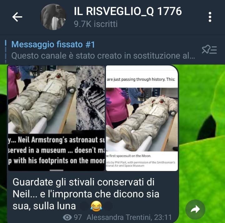 Chi glielo dice ai complottisti che gli stivali venivano aggiungi dopo?