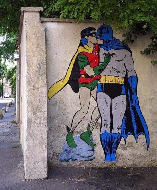 ma solo io penso che questo non serva a normalizzare l'omosessualità, se una persona è omofoba non cambierà di certo le sue idee guardando questo murales, anzi ciò rafforzerà la sua omofobia perché lo vedrà come un imposizione a dover accettare l'omosessua