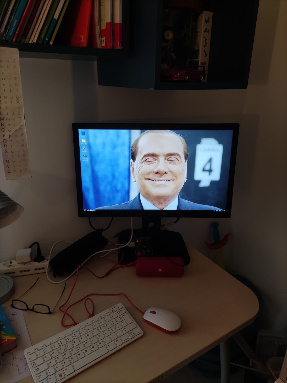 Lo sfondo del desktop di mio fratello be like: