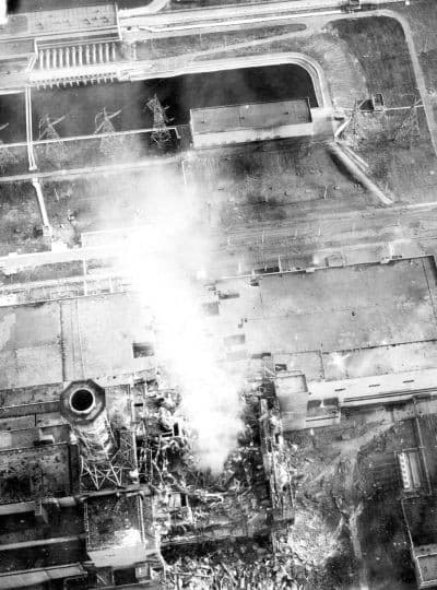 Il 26 Aprile 1986, esattamente a quest'ora, alle 1:23 di notte, ci fu una delle catastrofi umanitarie più grandi mai esistite. Questo è il reattore, il nocciolo del reattore di Chernobyl visto dall'alto. La storia va sempre ricordata, anche quella fondamen