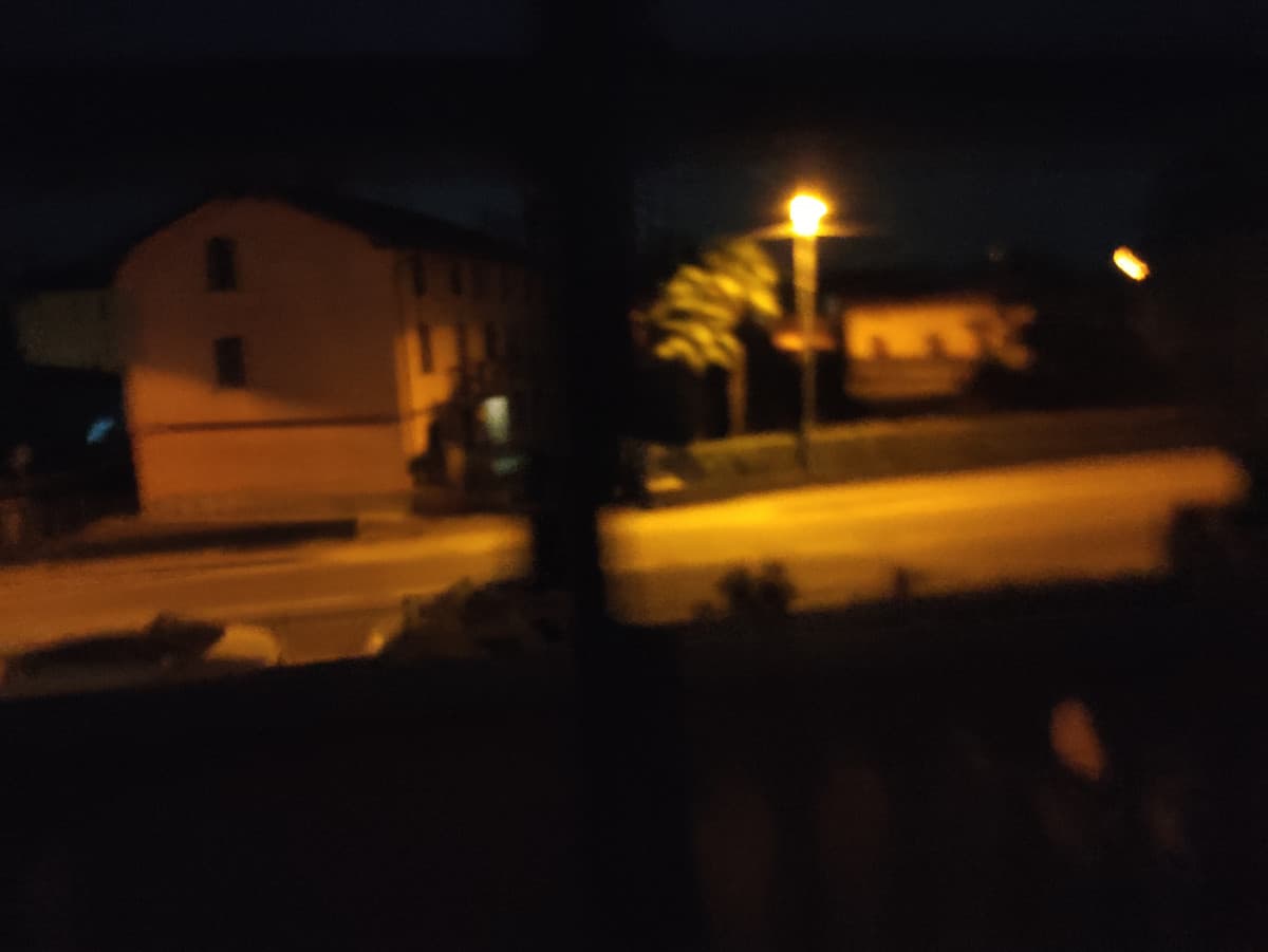 adoro troppo il paesaggio del paese (non città) la sera/notte. non c'è in giro nessuno, non ci sono rumori....