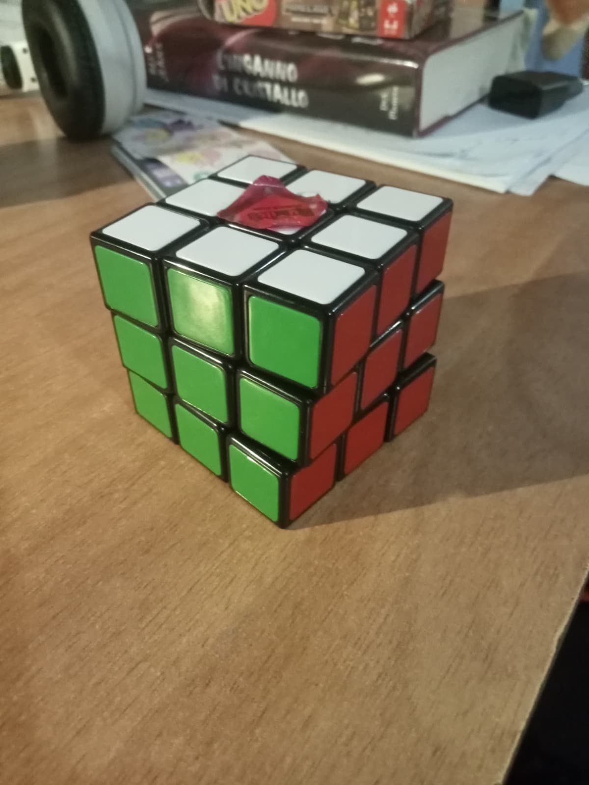 so fare il cubo di rubik ma sono lenta damn. so farlo in due minuti ma mi allenerò per risolverlo in meno tempo :)