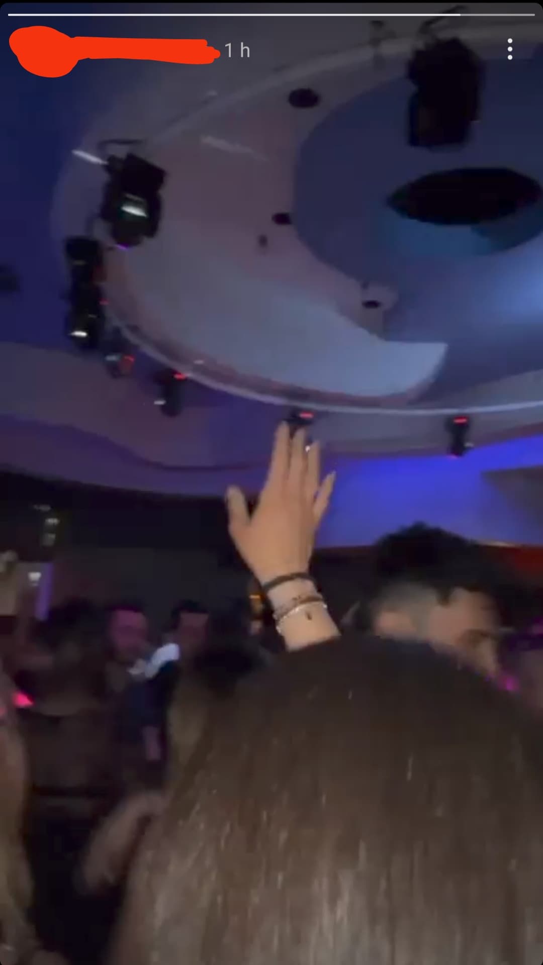 pov: é domenica mattina e ti tocca guardare tutte le storie della sera prima dei tuoi coetanei in discoteca