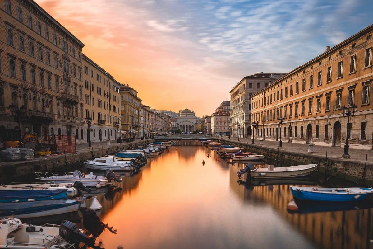 Una città ad un'altra città: "Perché non sorridi?" L'altra città: "Sono Tri(e)ste". Ok no meglio non fare battute di prima mattina 