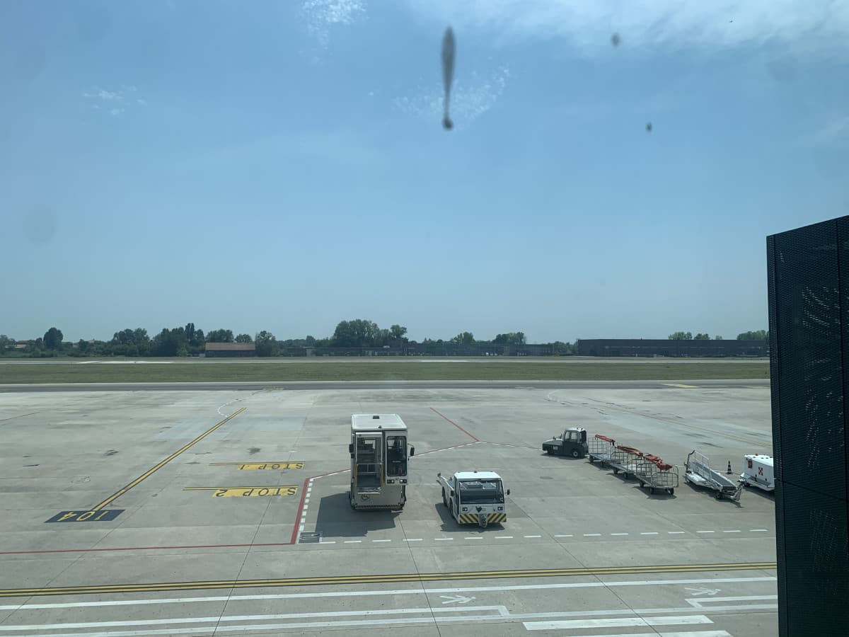 Qua in aeroporto ci sta/stava una ragazza carina davanti a me, suppongo polacca. Ovviamente siamo entrambi con le mamme quindi........