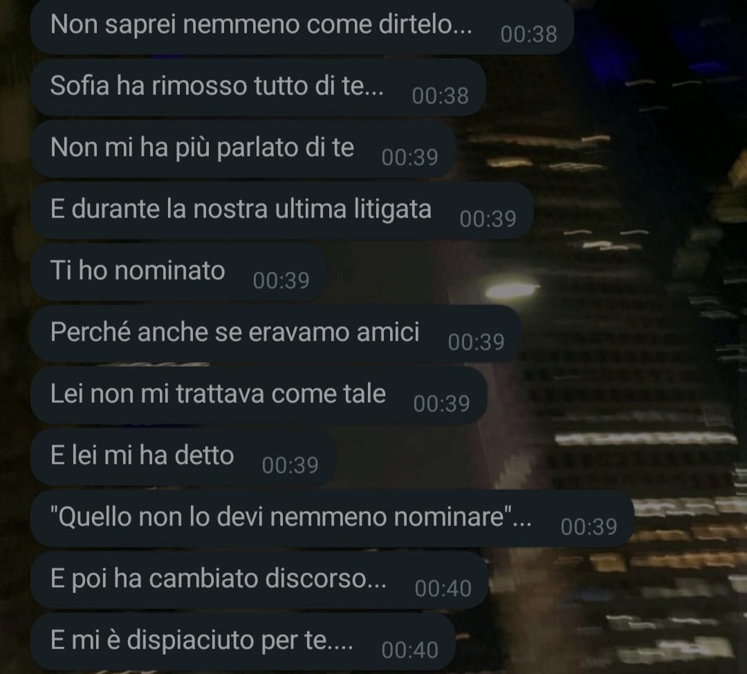 la odio. la odio. la odio. come sono potuto essere stato così cretino. se la vedo per strada questa io gli sputo in faccia.