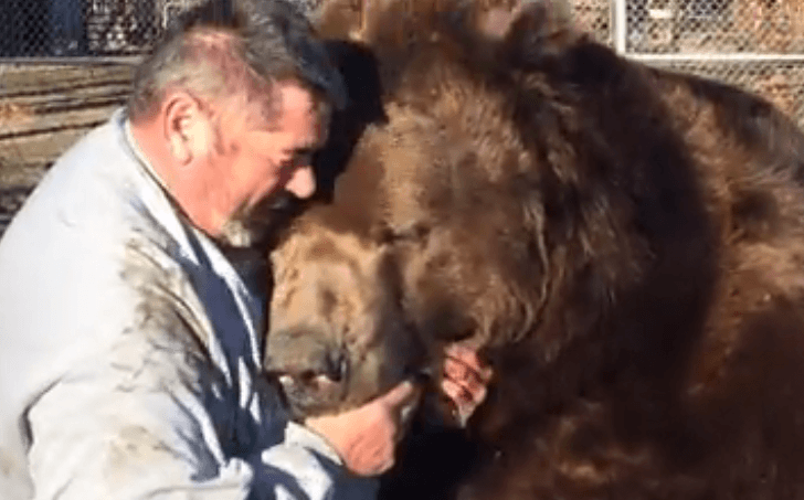 Abbracci tra un uomo e un orso .. hihi 