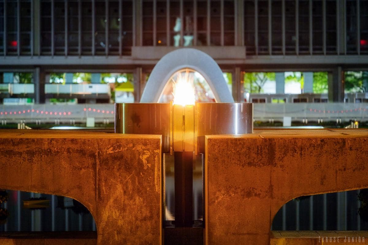 Questa è la fiamma della pace di Hiroshima, resterà accesa fino a quando nel mondo non saranno smantellate tutte le testate nucleari 