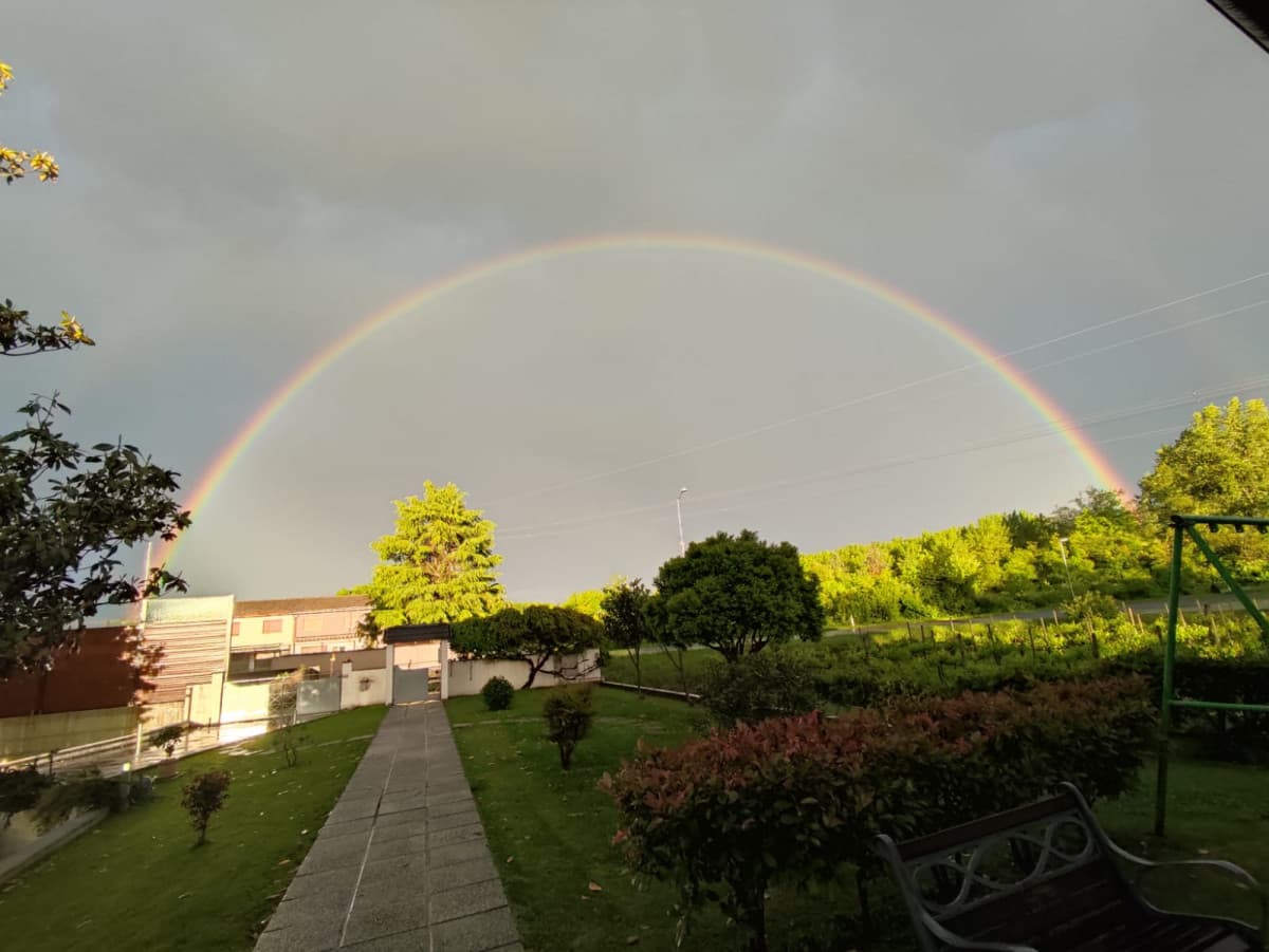 Non avevo mai visto l'arcobaleno completo. Poi davanti casa