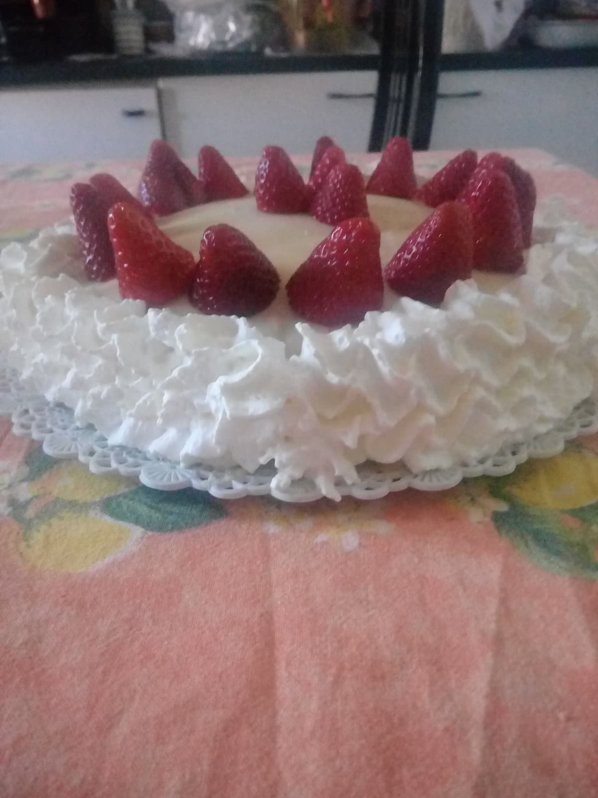 Torta al cacao ,con glassa di cioccolato bianco e fragole sopra ?