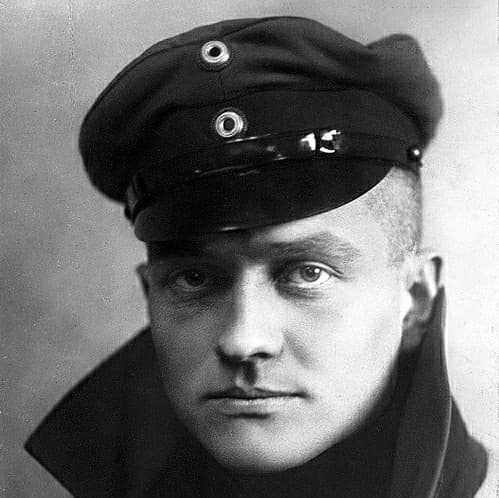 Manfred von Richthofen, meglio conosciuto come Barone Rosso, uno dei piloti più abili della storia 