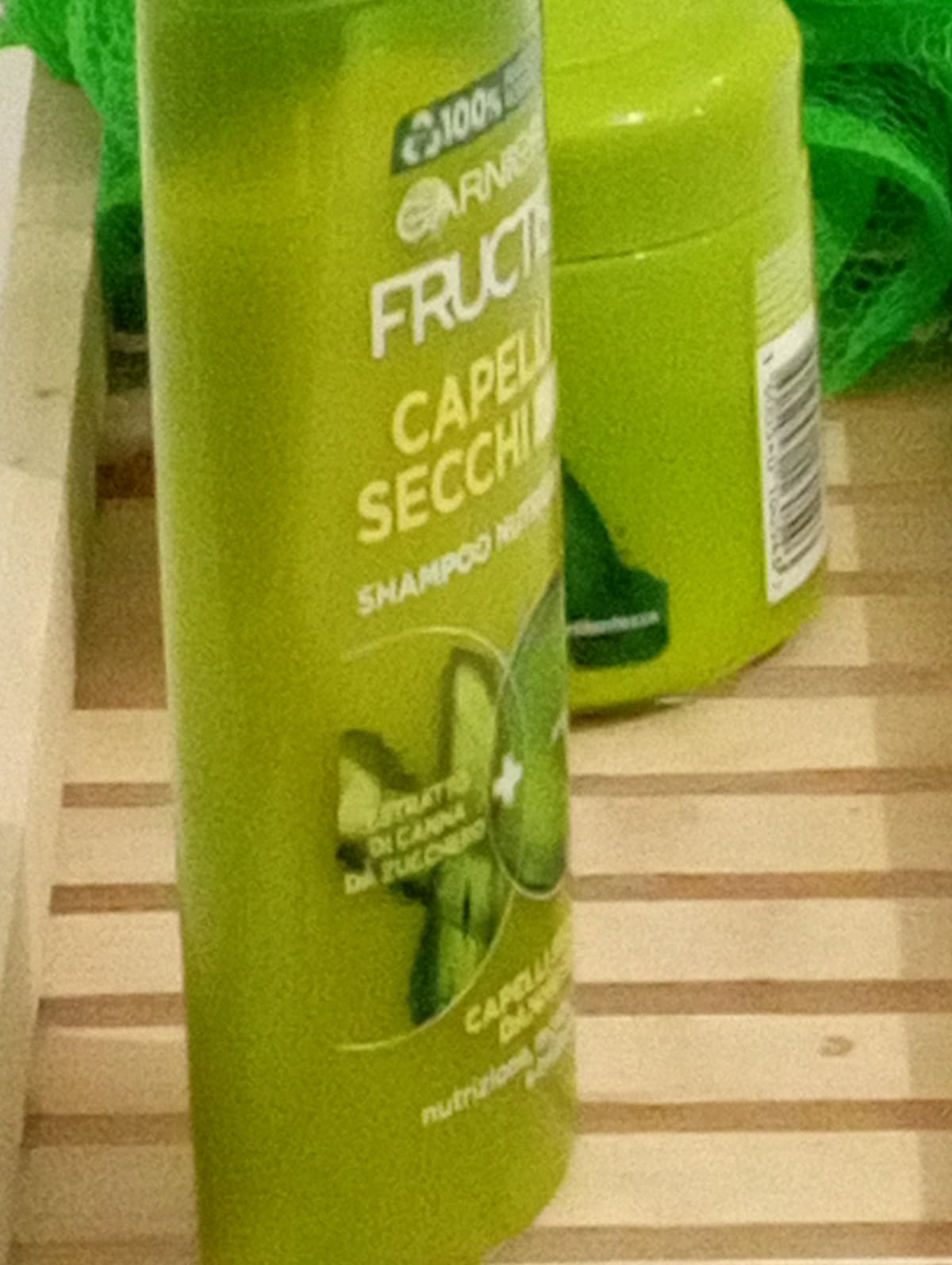 Io con i capelli grassi. Le aziende che producono solamente shampoo per capelli secchi