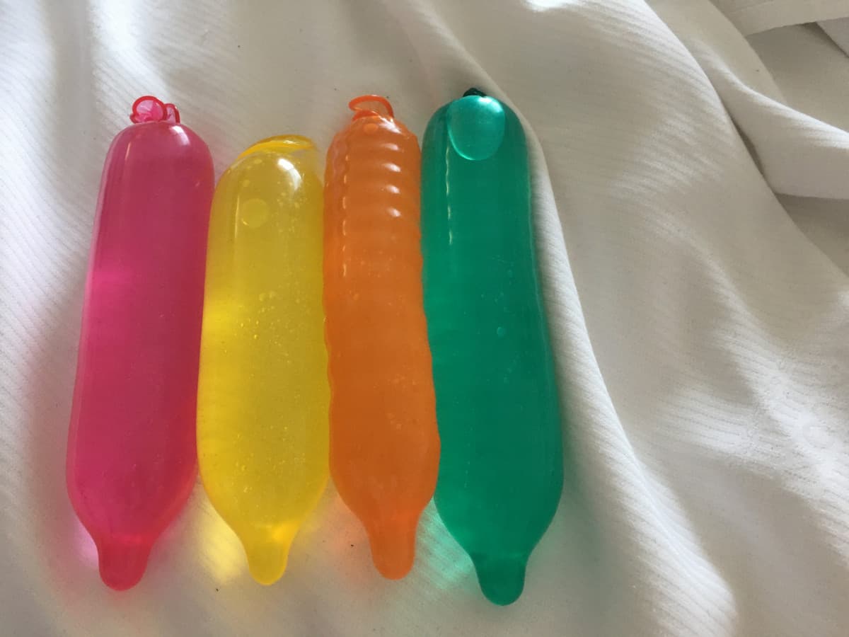 Mai lasciare me e la mia migliore amica da sole con 4 gusti di condom diversi…