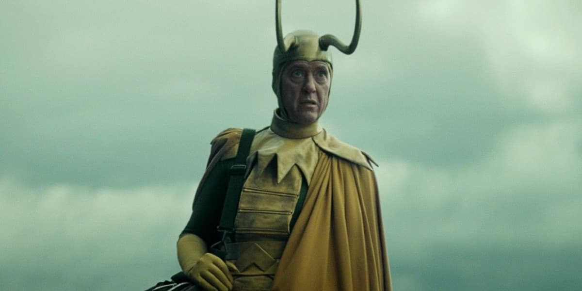 Richard E. Grant in Loki vs Richard E. Grant tra 2 mesi