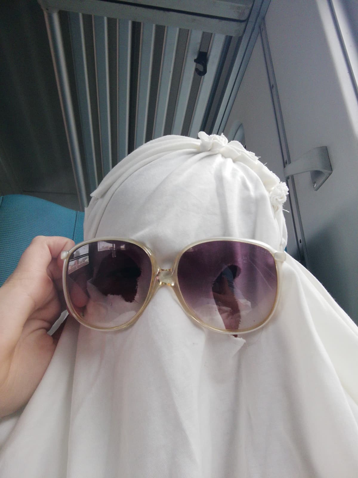 Sono in treno vestita da fantasma ahahah 