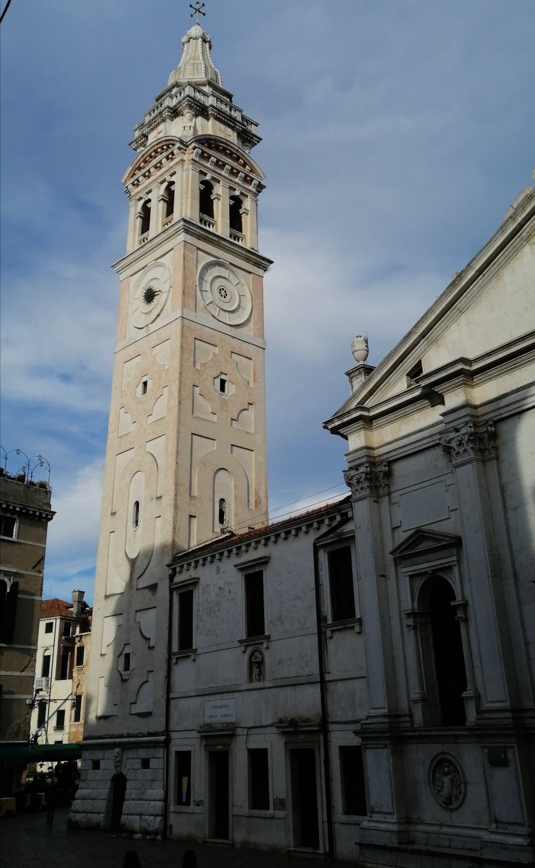 La torre campanaria che viene distrutta in Spider-Man Far From Home 