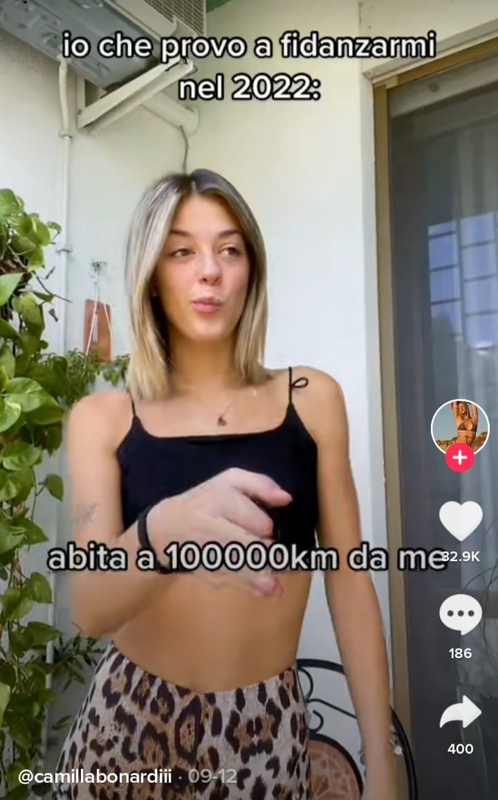 Non capire i trend di tiktok mi fa sentire un boomer. Cioè, cosa c'entrano cose come "abita lontano" o "è fidanzato" con il 2022? Più ci penso più mi sento stupido