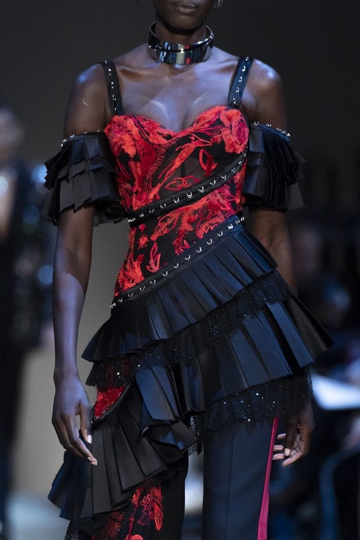 Quando dominerò il mondo, indosserò principalemente vestiti di Alexander McQueen.