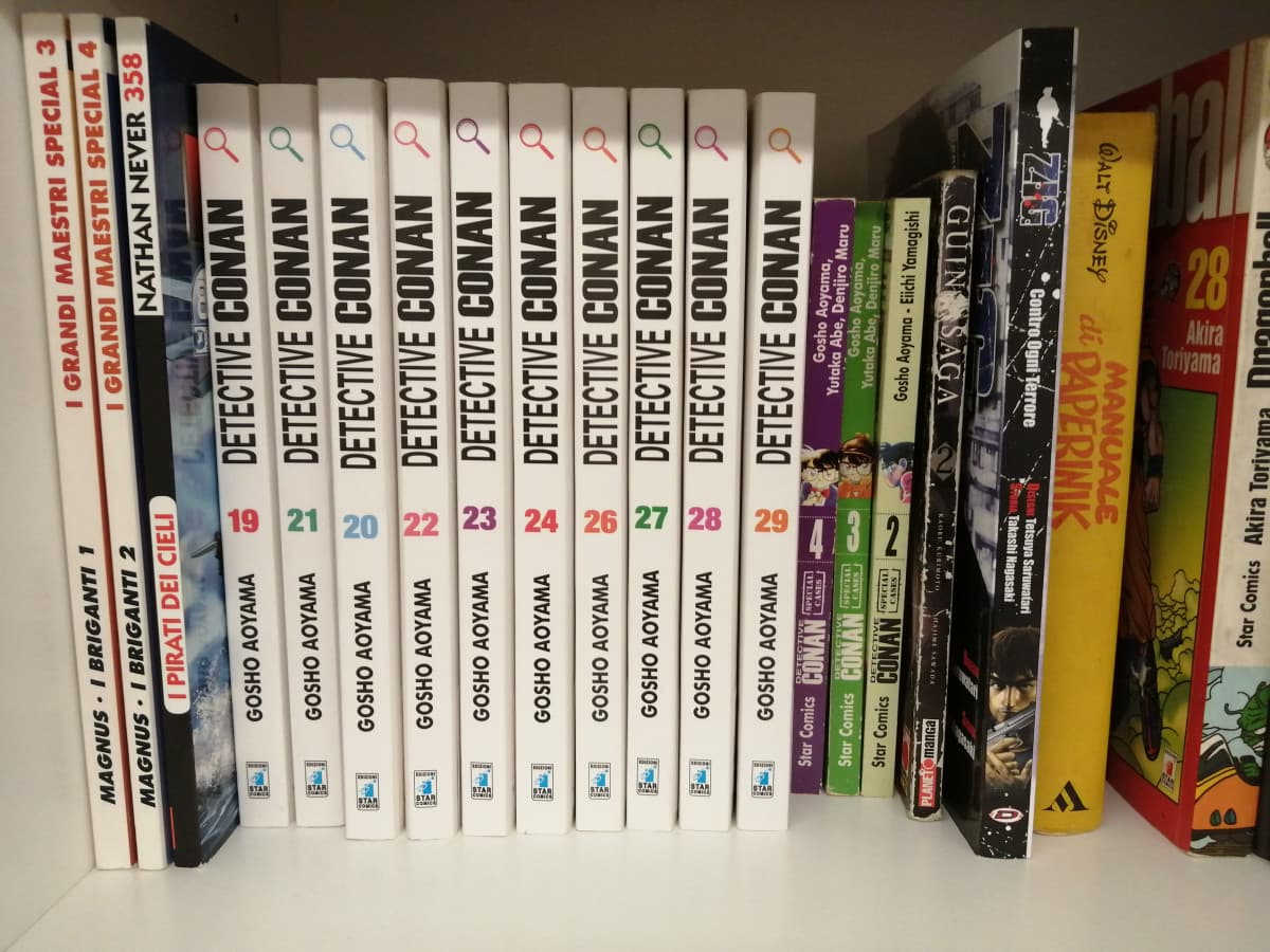 In un mercatino : Detective Conan della Gazzetta e gli Special Case .