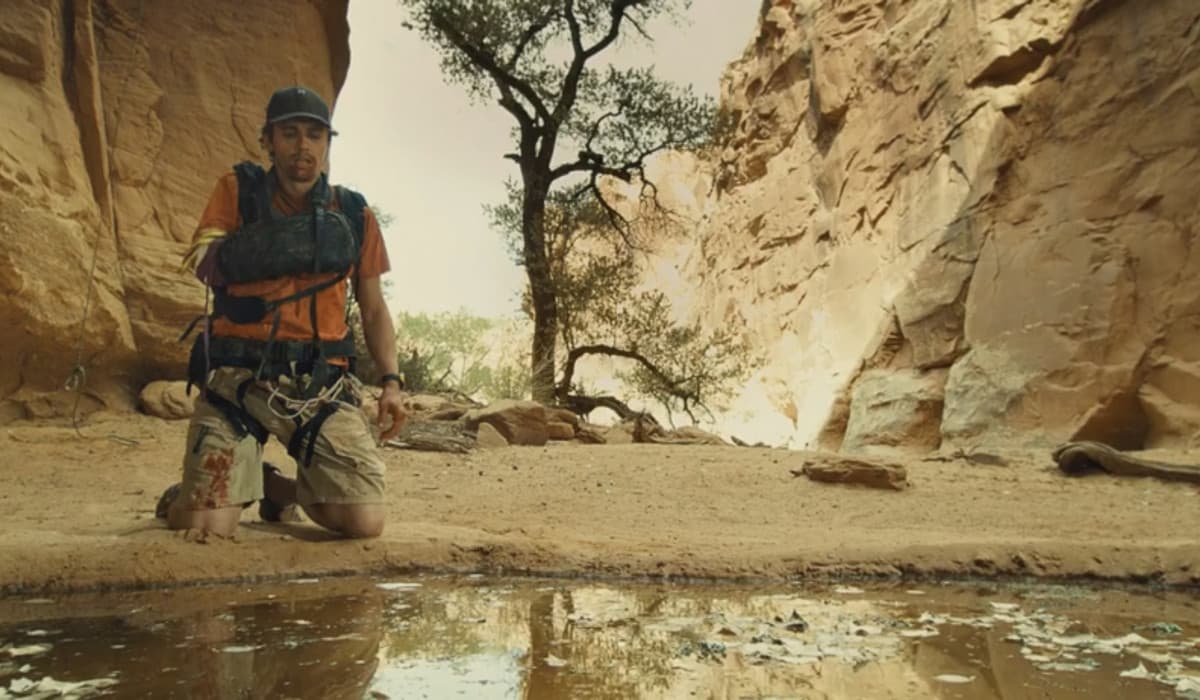 127 Hours. È un film basato su una storia vera dov’è il protagonista rimane incastrato in un canyon con il braccio per 5 giorni. Per non morire, decide di auto-amputarselo e così uscirne vivo. Non credo io sarei mai riuscito a fare una cosa del genere 