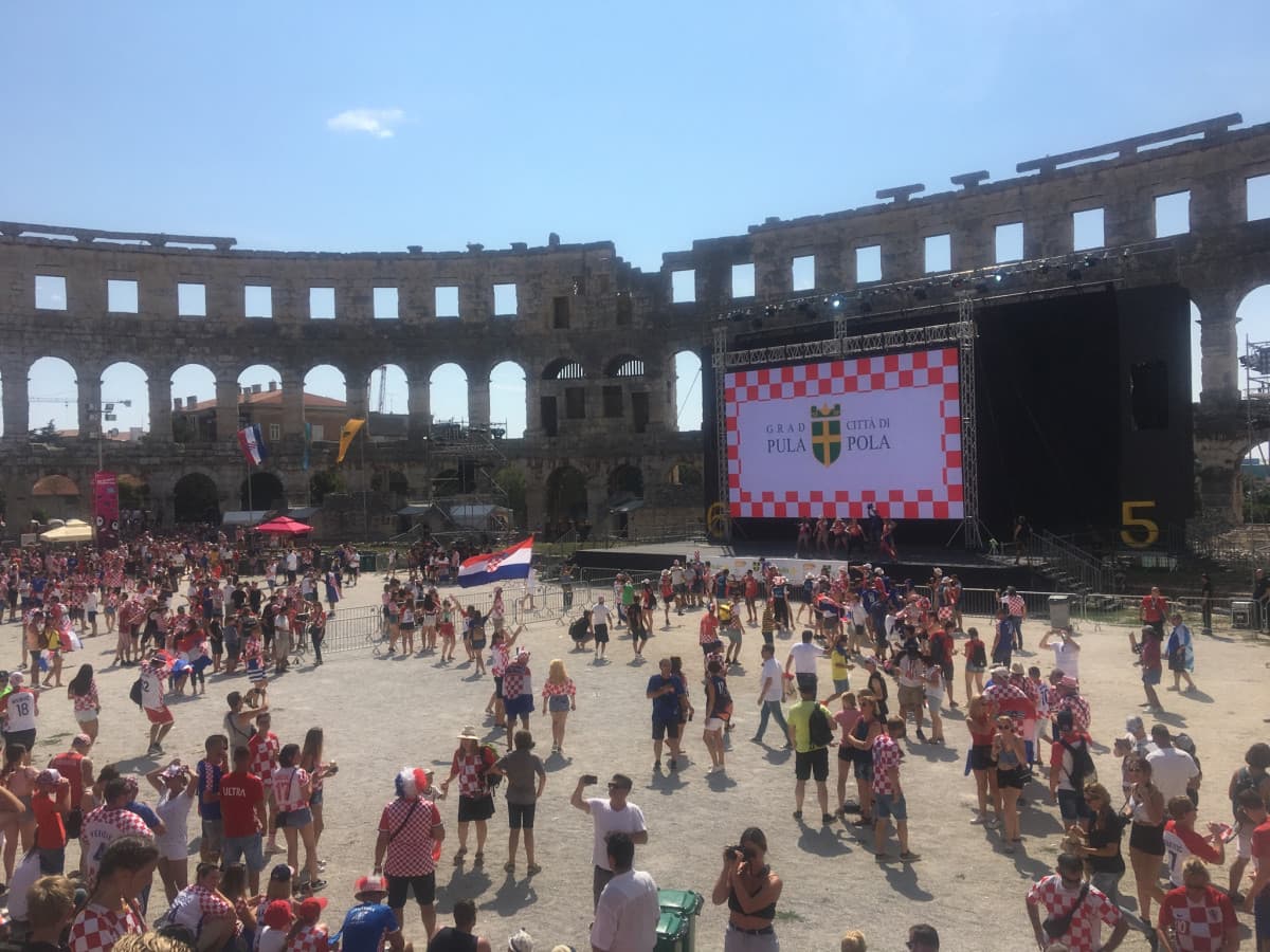 Croati che si preparavo a guardare la finale della #coppadelmondo