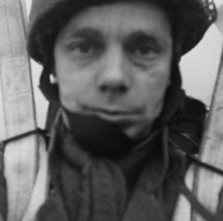 Selfie di un paracadutista britannico durante un salto, WWII?