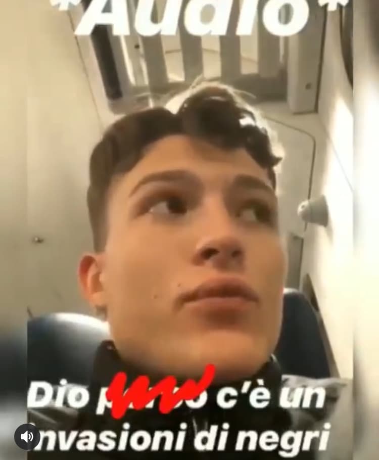 ha un comportamento da idiota, e le cose che dice non sono da meno. da quanto ho potuto vedere, sia nel collegio che in questa storia,  sembra un ignorante.
adesso però ragazzine di 10 anni non andate a proteggerlo solo perché “è figo” né tanto meno chiam