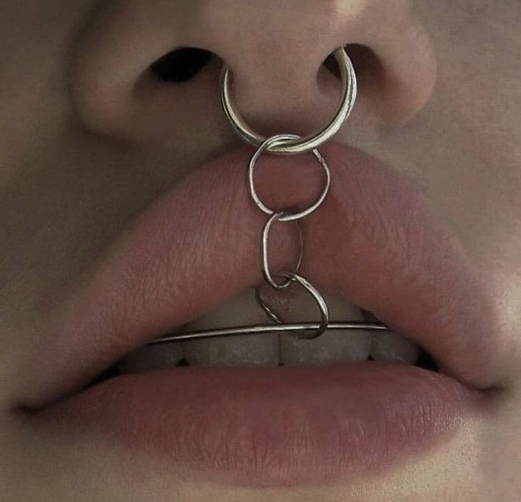 una volta una zanzara mi ha punto proprio sul buco del piercing. è stato orribile. 