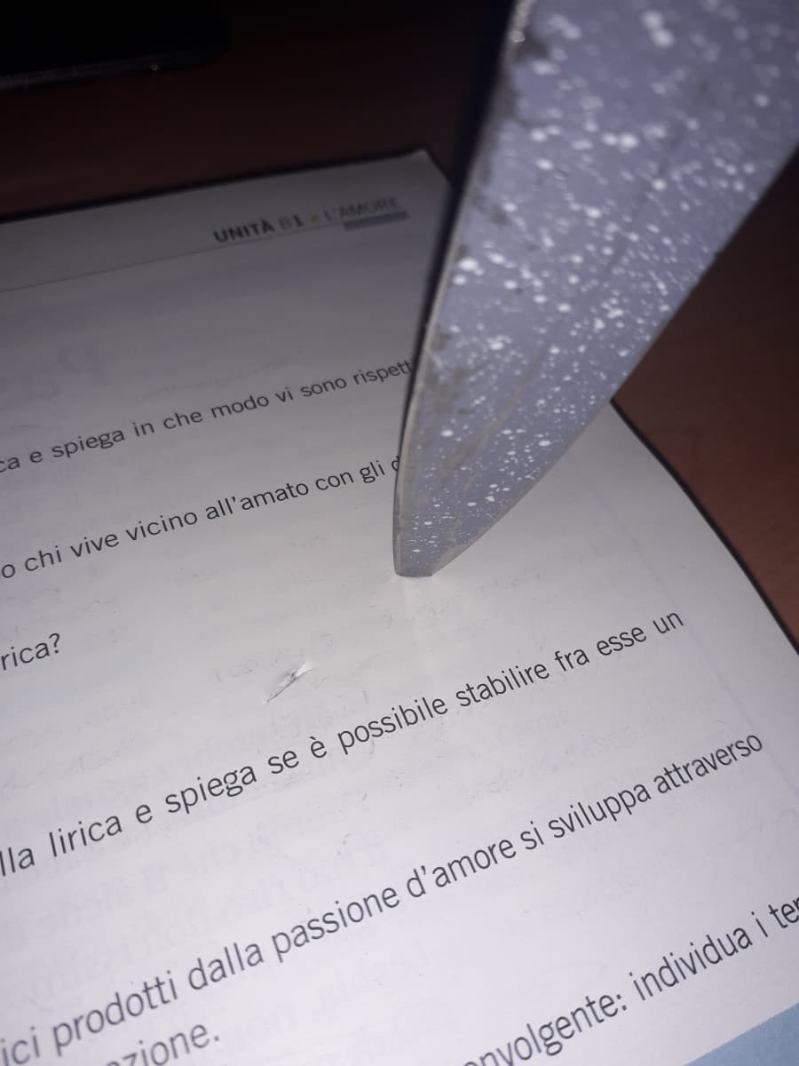 "Cosa ci fa un coltello nel tuo libro?" Direte voi