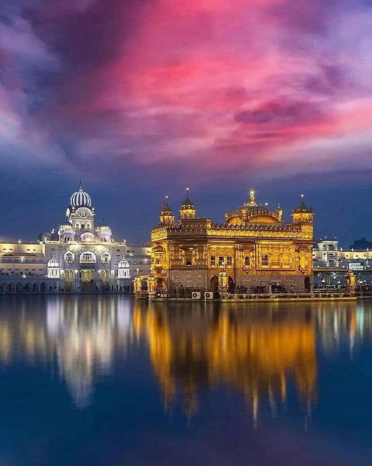 Questo è il tempio d'oro sikh (si, è fatto davvero e interamente in oro) ad Amritsar, nella regione di Punjab in India 