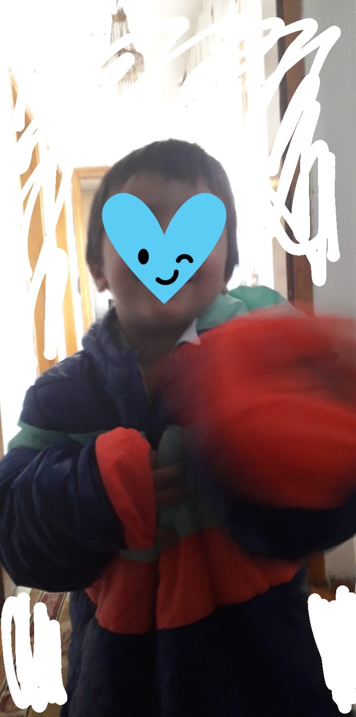 Voleva mettersi il giubbotto (di mio fratello che ha 6 anni, lui ne ha 2) EEH BOH ERA CARIIINO QUINDI