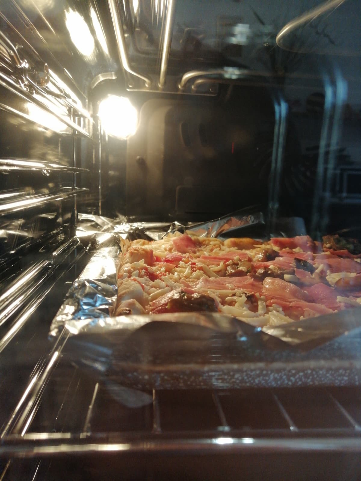 Cuciniam la pizza nel forno nuovo yeah