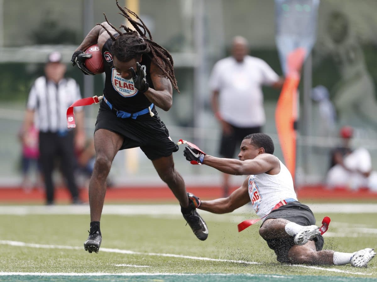 Come fanno quelli che giocano a pallavolo a farsi così male? No sul serio io giocavo a flag football (foto) che è tipo football americano ma in teoria senza botte (in pratica ci sono lo stesso)...