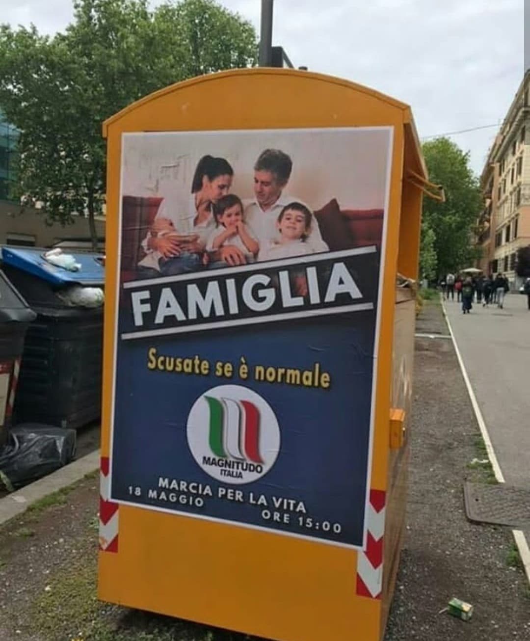 Ma perché su un bidone?! Con tutti i posti che ci sono AAAADJC5DEBIN