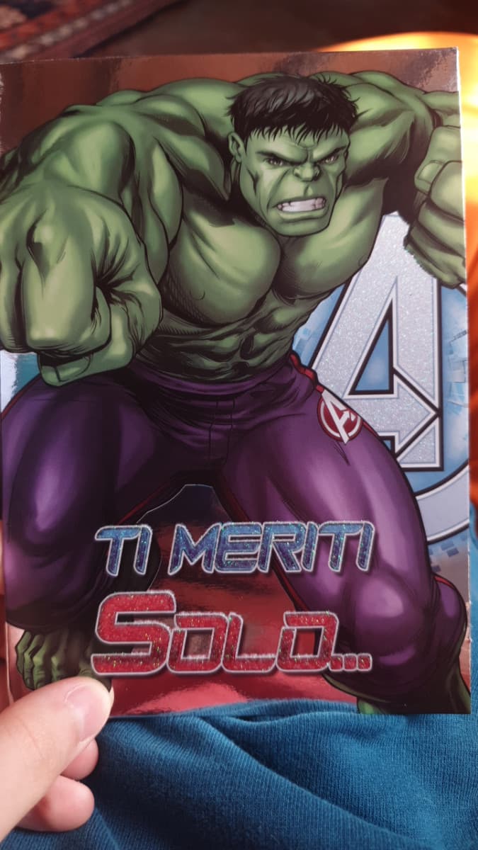 Mia nonna mi ha preso un biglietto di compleanno degli avengers. So a malapena che quello è hulk aiuto HAHAHA