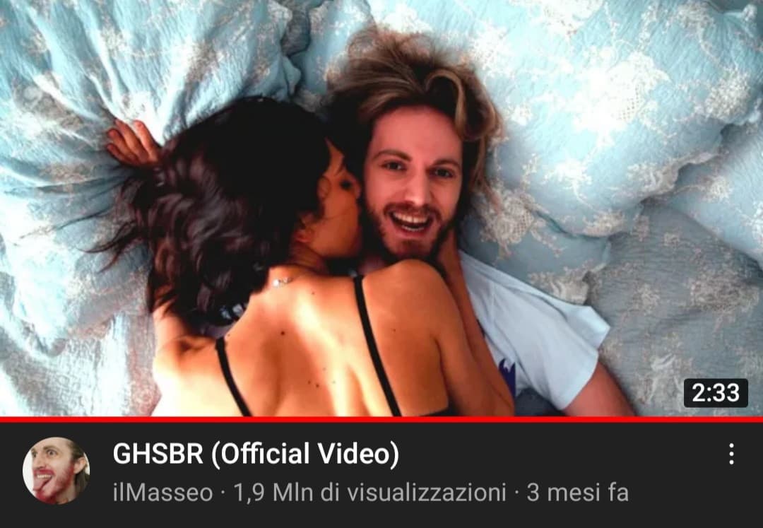 (unpopular momwnto)La gente xhe si indiniata per questa canzoncina....? davv me li immagino cosí..?...un paio di pisciazzate in faccia non hanno mai fatto malw a nessuno........