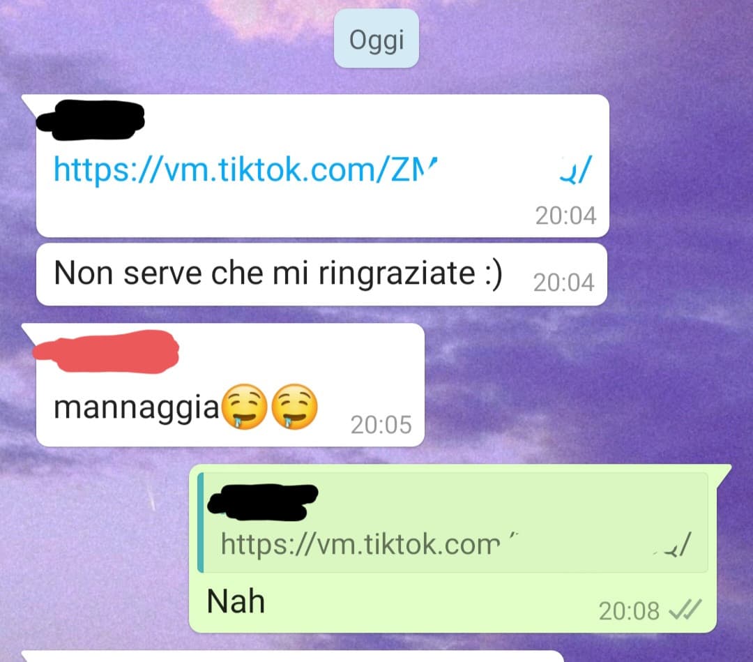 io: "non capisco perché le mie amiche pensino io sia poco etero". Sempre io quando mandano video di ragazzi: