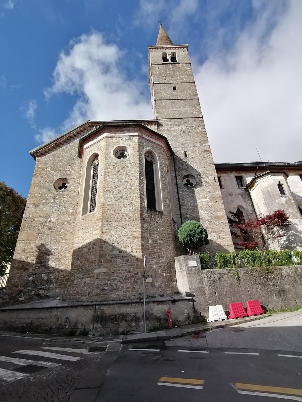 Vedi la storia di una 18enne con un pelatone che pensi sia suo padre e poi in quella dopo vedi che si baciano e ribaciano. Shock