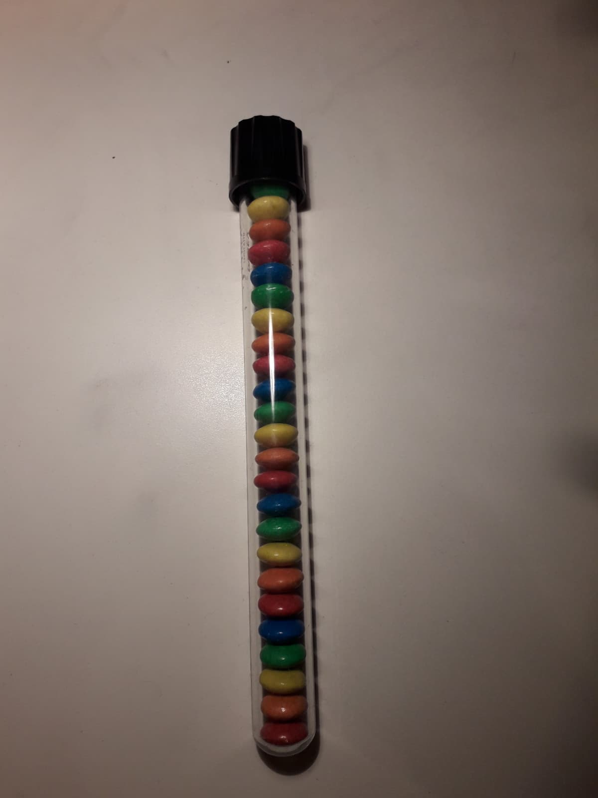 Devo chiamare il signor Smarties che quei confettini sono ENORMI CAZZO NON CI ENTRANO NEL COLLO DELLA PROVETTA