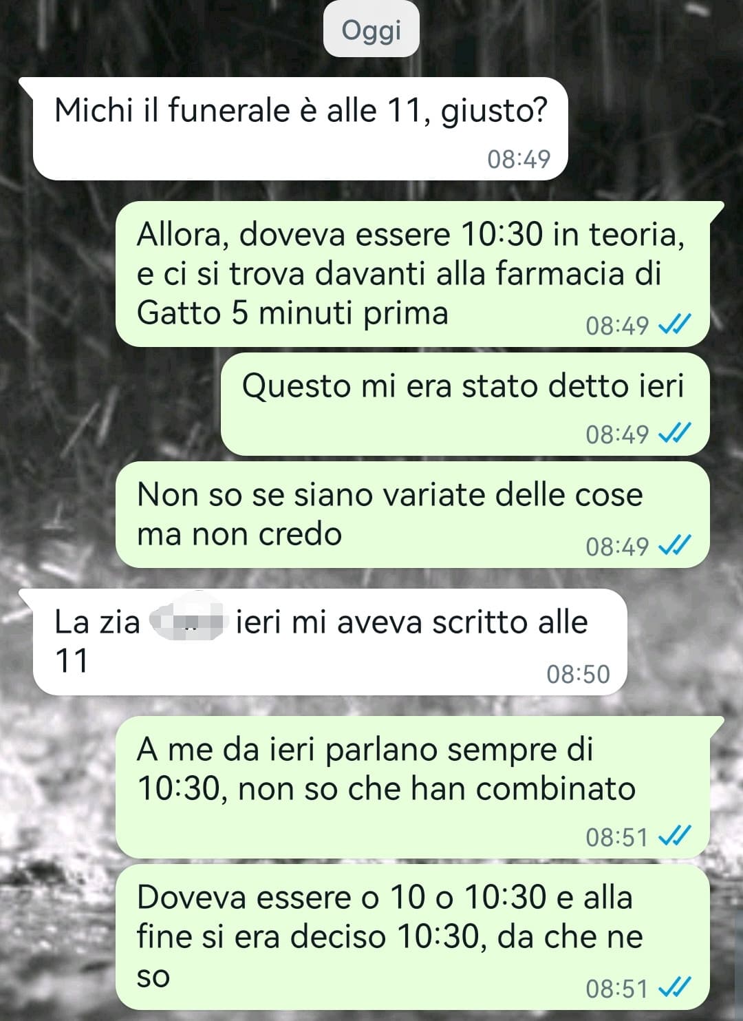 Mia cugina è un po' l'esclusa di famiglia, perché ha osato "ribellarsi" andando a vivere con la madre. Da allora suo padre e la famiglia la odiano e ignorano. A parte che picchierei mio cugino, questi messaggi vi lasciano intendere come sia la mia famiglia