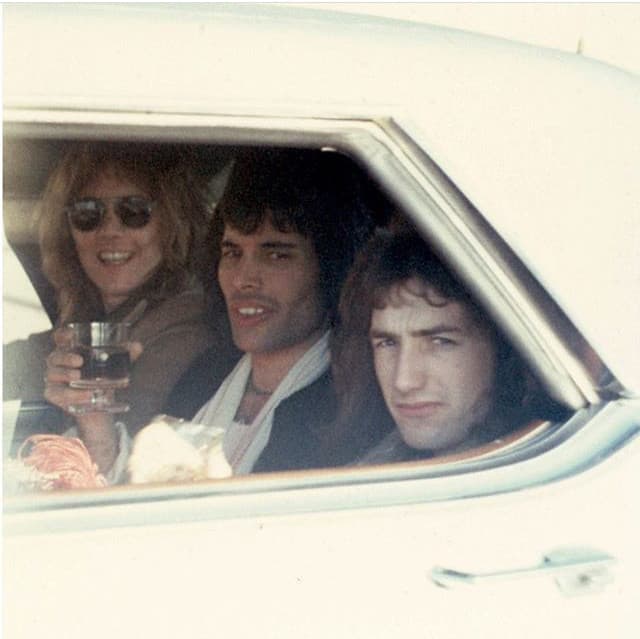 Il mio entusiasmo nelle foto di gruppo è paragonabile a quello di Deaky in questa: