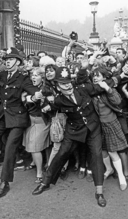 Buckingham Palace, 1965, effetti della Beatlemania ?