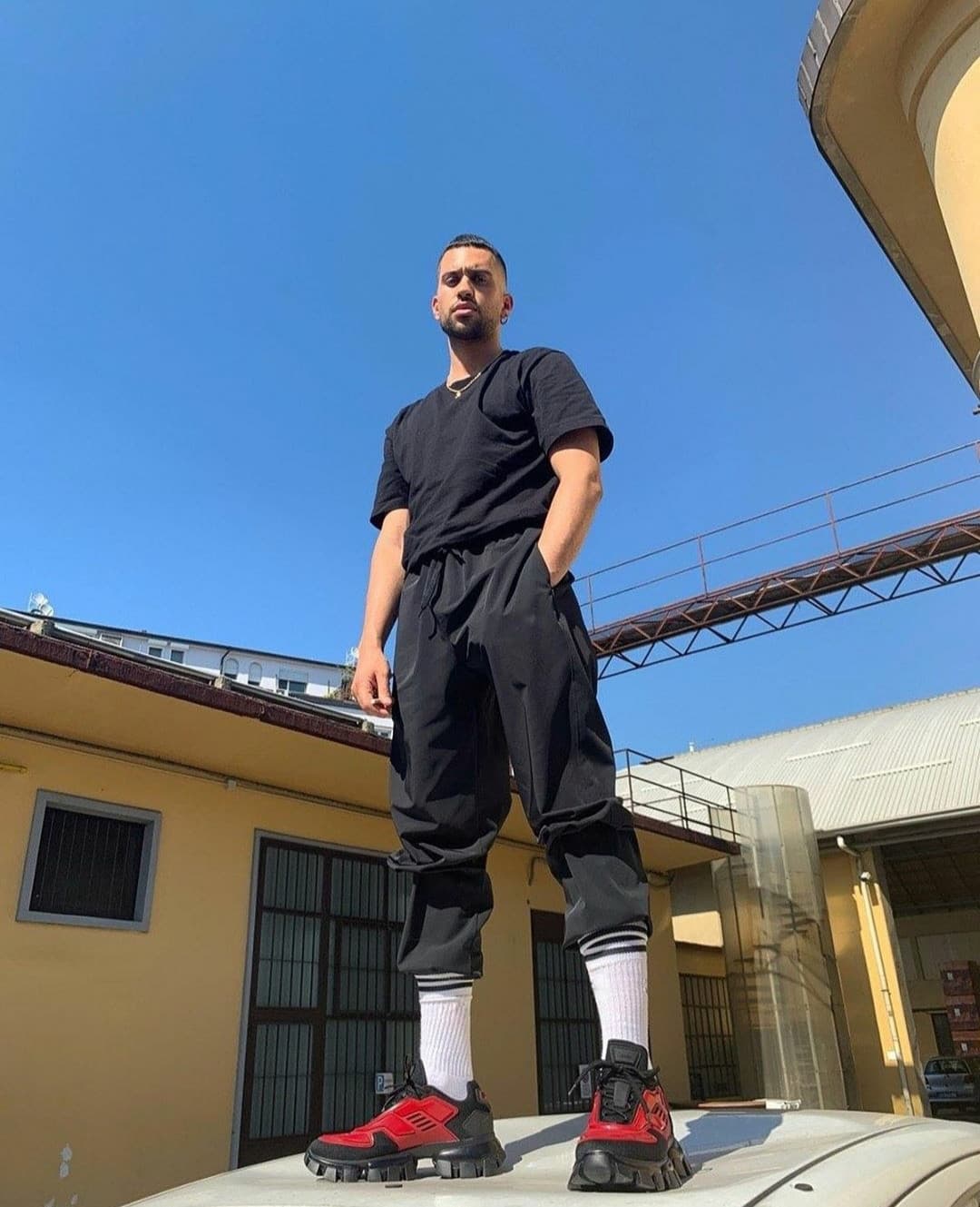 Boh sarò strana io ma mi sono innamorata degli outfit di Mahmood, CHE STILE