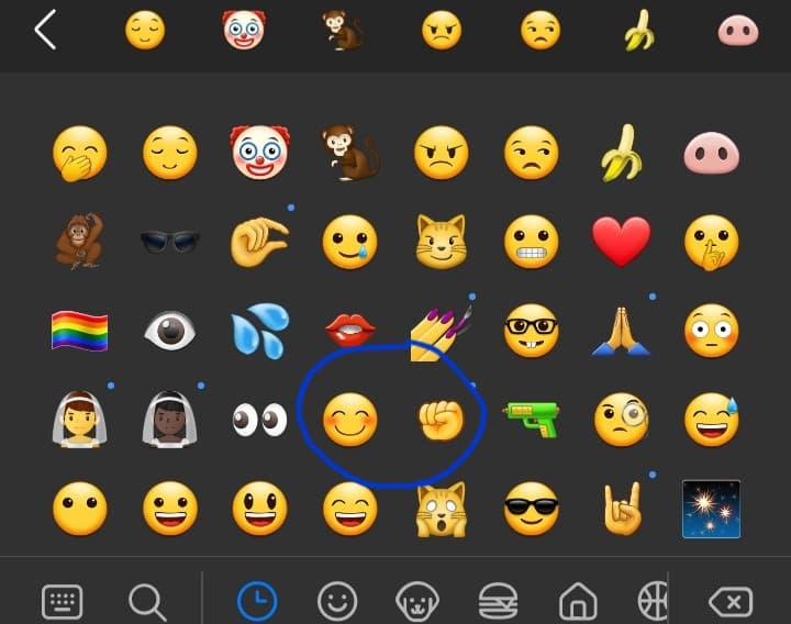 Sto ridendi per la combinazione di queste emoji. Non so perché. Sarà l'ora? Sarà che SONO DEFICIENTE?